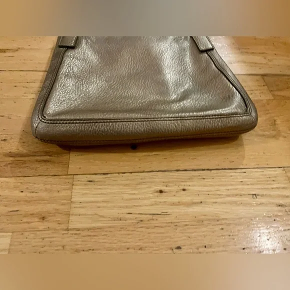 Fossil pebbled leather champagne colored Marlow turn latch crossbody - Picture 4 of 5